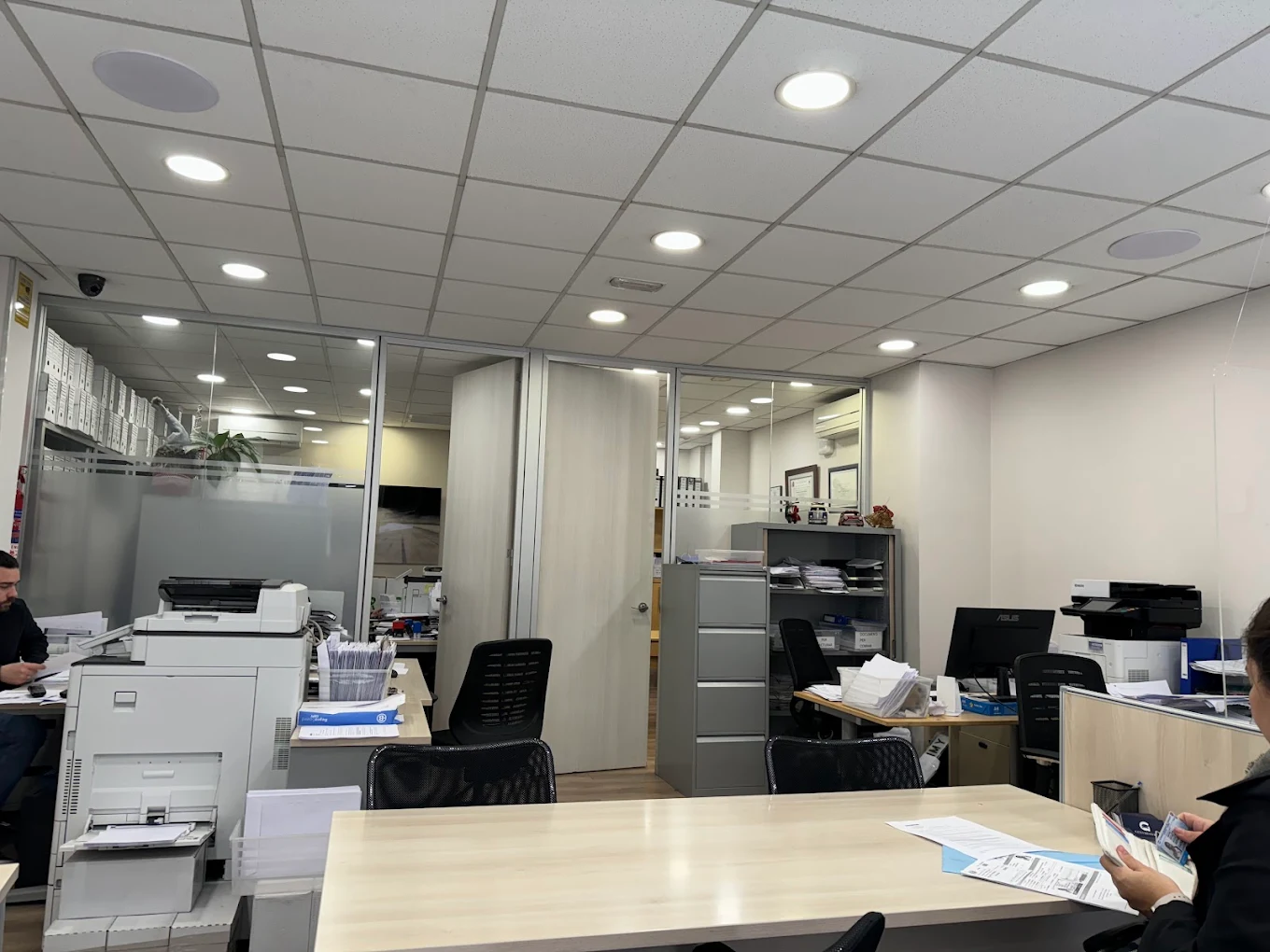 Interior de la oficina de Gestmotor - Equipo trabajando