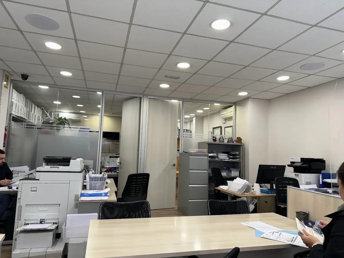 Atención al público en la oficina de Gestmotor en Barcelona