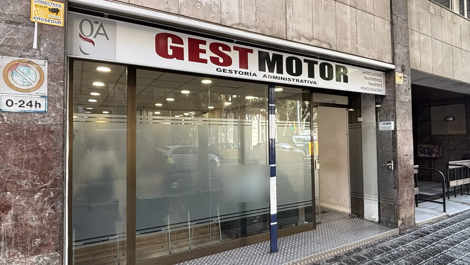 Fachada de Gestmotor, gestoría administrativa en Carrer d'Aragó 4, Barcelona